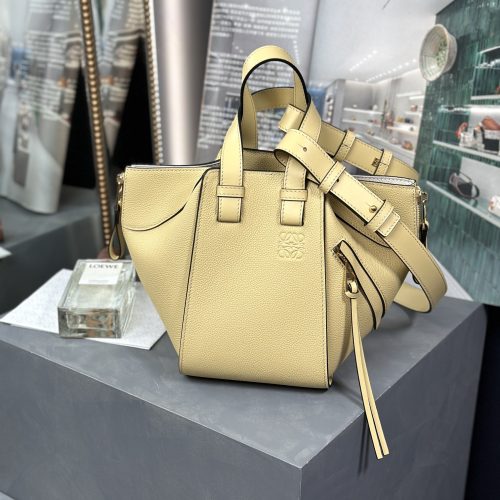 Loewe  𝗛𝗮𝗺𝗺𝗼𝗰𝗸 Bag 20.8CM 062235 For Mango Factory