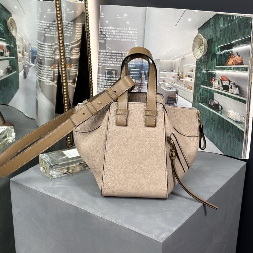 Loewe  𝗛𝗮𝗺𝗺𝗼𝗰𝗸 Bag 20.8CM 062235 For Mango Factory