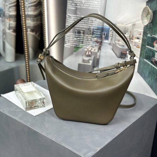 Loewe  𝗛𝗮𝗺𝗺𝗼𝗰𝗸 Bag 28CM 062566 For Mango Factory